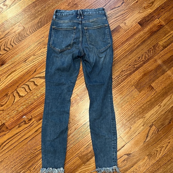 Good American “good legs”  Skinny Jeans with Frayed Hem - Picture 4 of 4